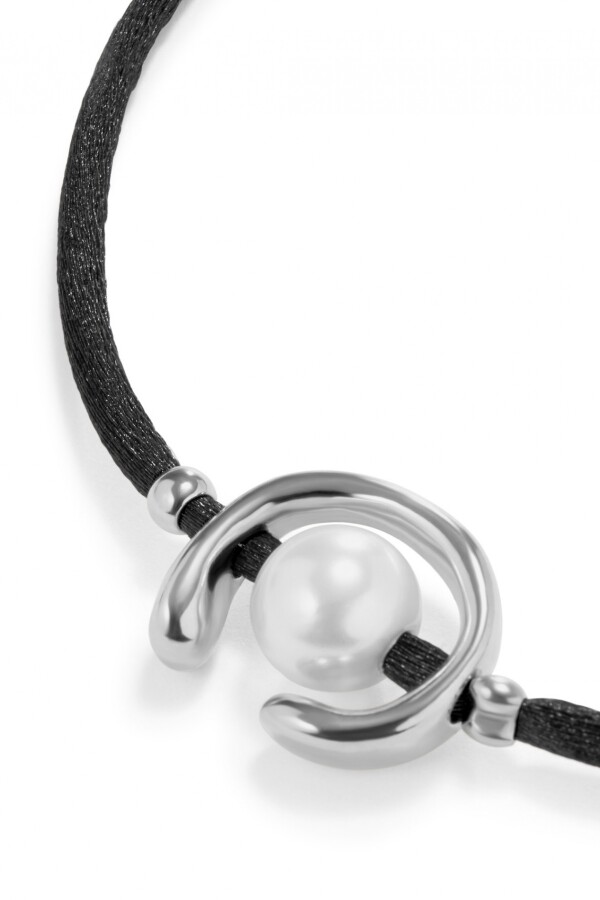 PULSERA DE HILO NEGRO CON PERLA SHELL FORNITURA BAÑADA EN PLATA DE LEY. Pulsera