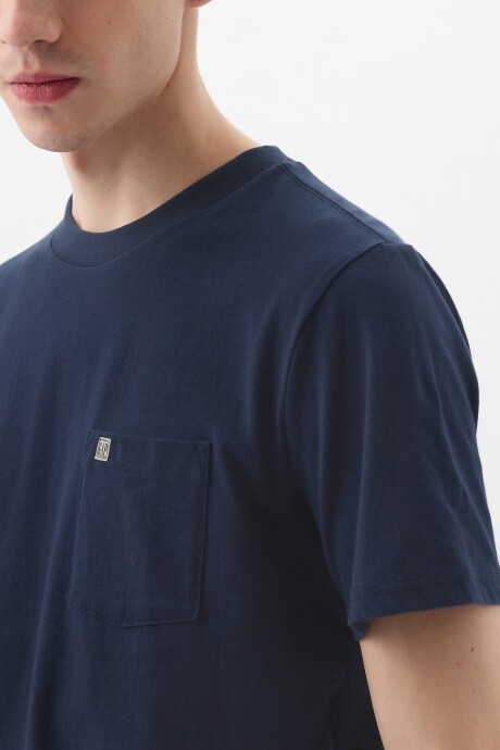 Remera Con Bolsillo Logo Gap Hombre Tapestry Navy