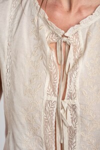 Blusa Bordada Beige