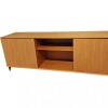 Rack madera con 2 puertas laminadas madera con listones y estante, patas metal. Rack madera con 2 puertas laminadas madera con listones y estante, patas metal.