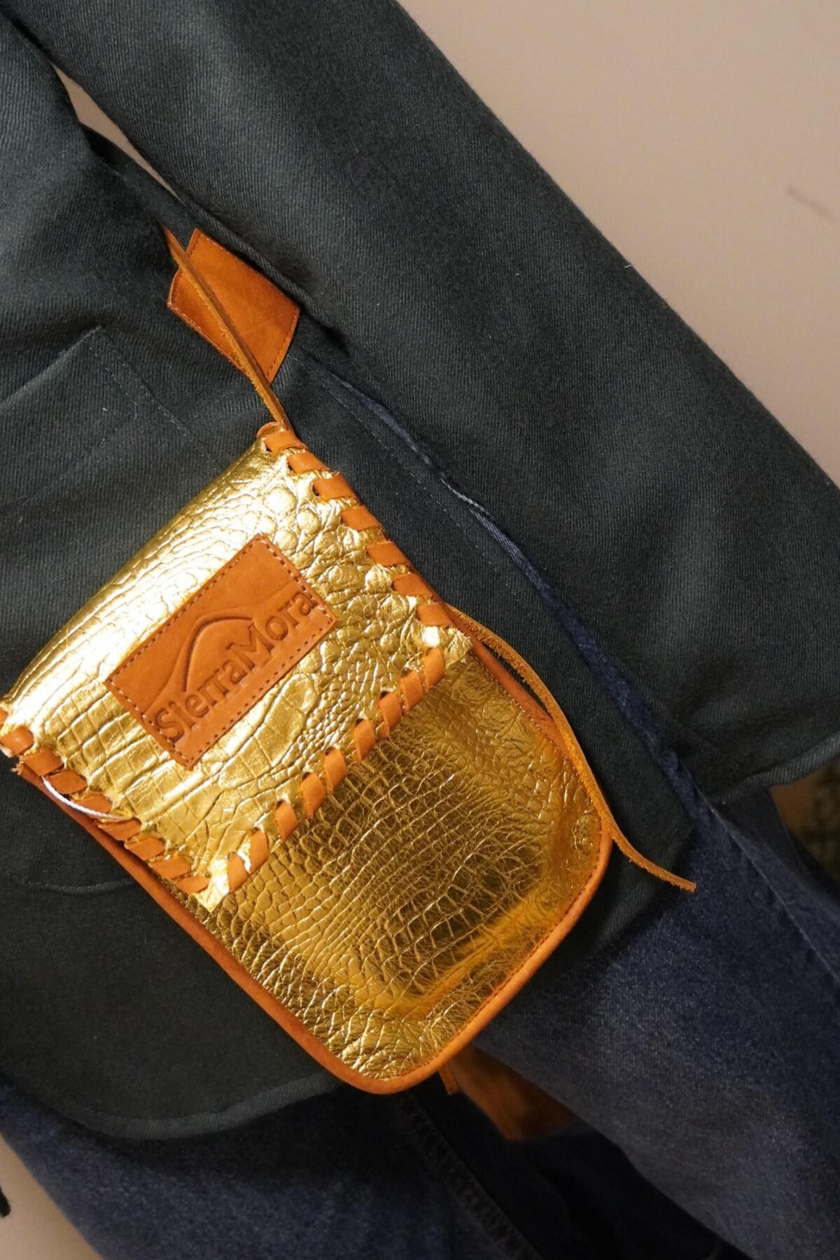 Cel Bag Crocco Dorado Fuerte