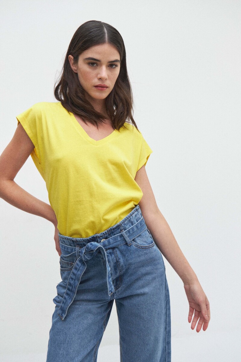 Remera escote en V amarillo