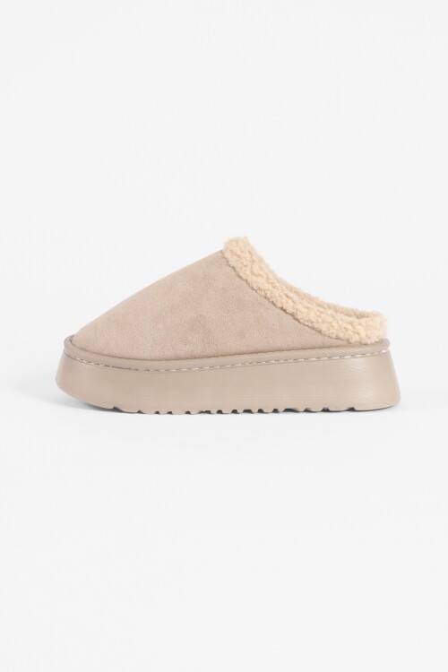 Pantufla mocasín corderito beige