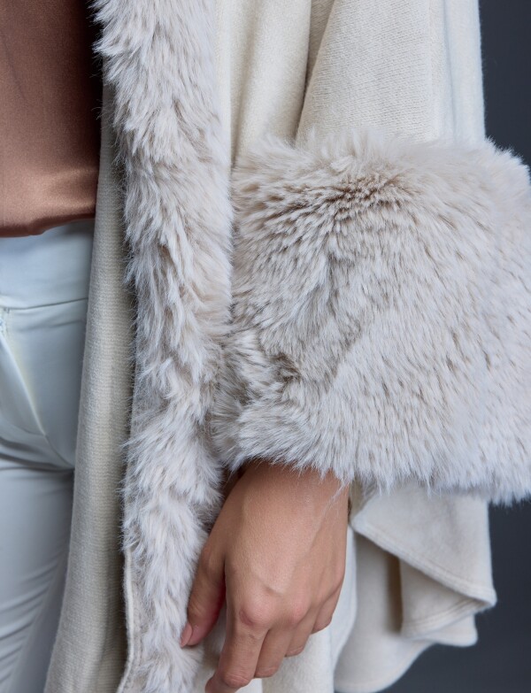 Ruana Aplique Simil Piel BEIGE