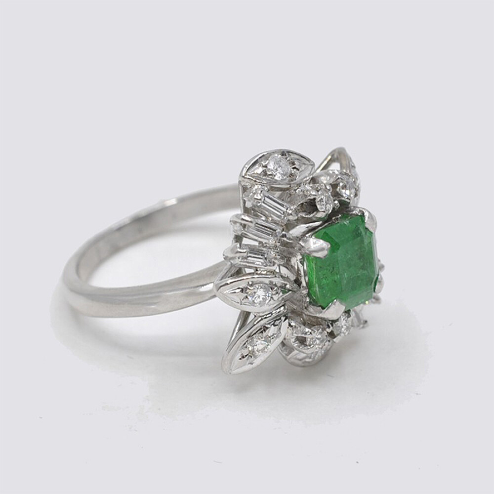 Anillo En Oro Blanco, Brillantes Y Esmeralda Anillo En Oro Blanco, Brillantes Y Esmeralda