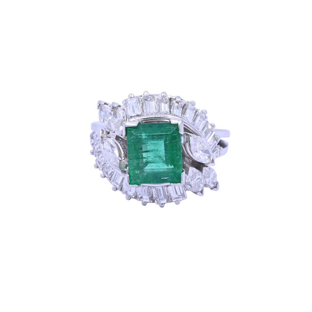 Anillo oro 18 k con esmeralda central brillantes navette y baguette. Anillo oro 18 k con esmeralda central brillantes navette y baguette.