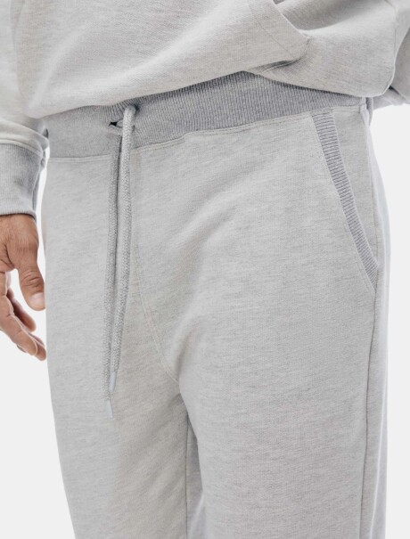 PANTALONES DEPORTIVOS BÁSICOS CON FORRO POLAR GRIS