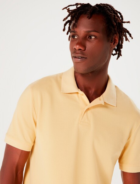 POLO BÁSICA MASCULINA EN TELA PIQUÉ   AMARILLO