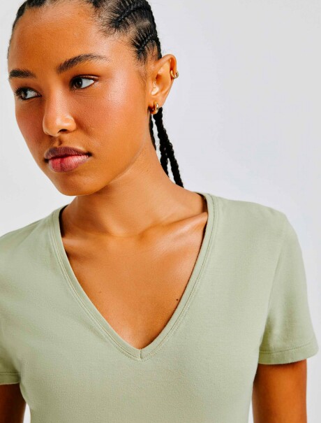 CAMISETA BÁSICA MANGA CORTA CUELLO EN V VERDE CLARO