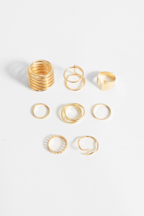 Set de ocho anillos metálicos dorado