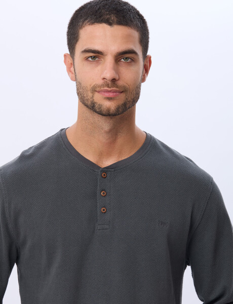 REMERA CON BOTONES DE ALGODÓN GRIS