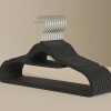 Percha de terciopelo antideslizante negro