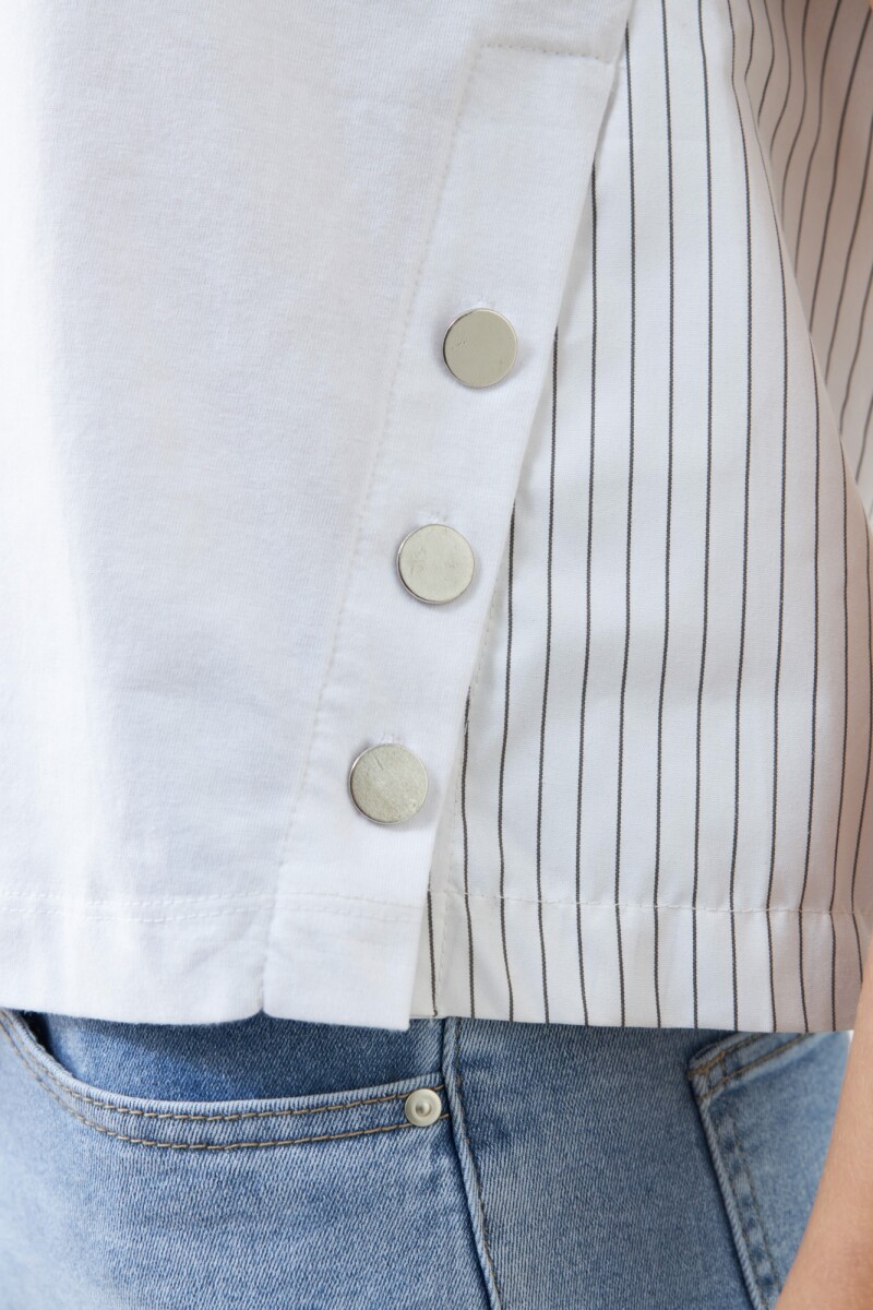 Remera combinada con botones blanco