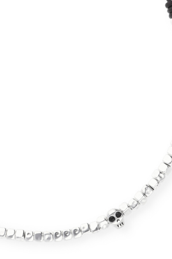 COLLAR DE CUERO CON CUENTAS DE ALEACIÓN DE METALES BAÑADA EN PLATA Y DETALLE DE CALAVERA Colgante