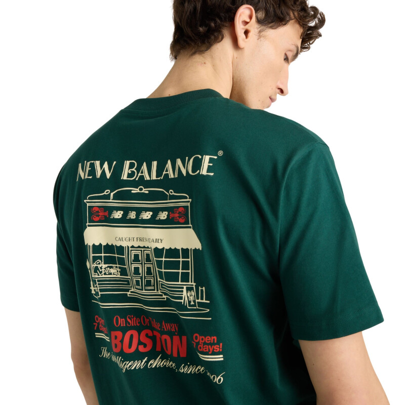 Remera New Balance Grab a Bite Boston Hombre MT62S7YPNOG Verde