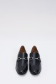 Mocasín con hebilla metálica negro