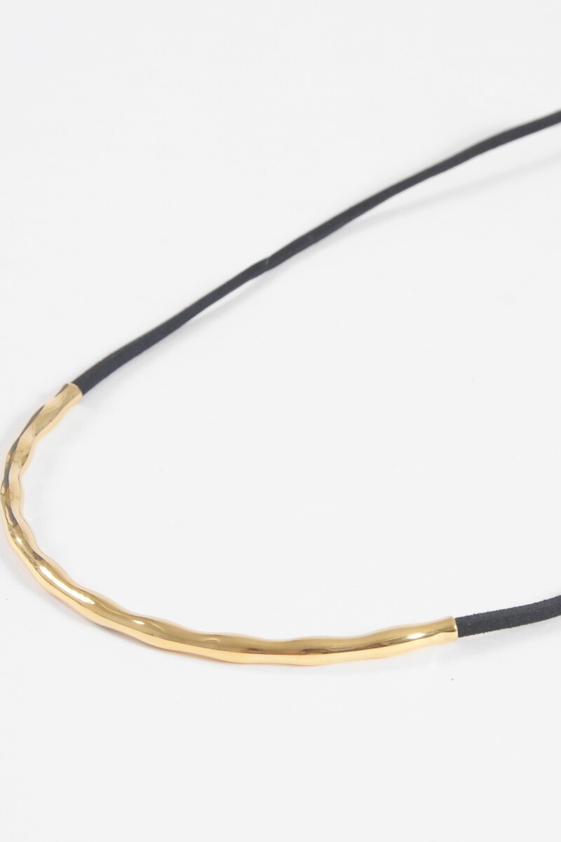 Collar con cordón y dije acero dorado