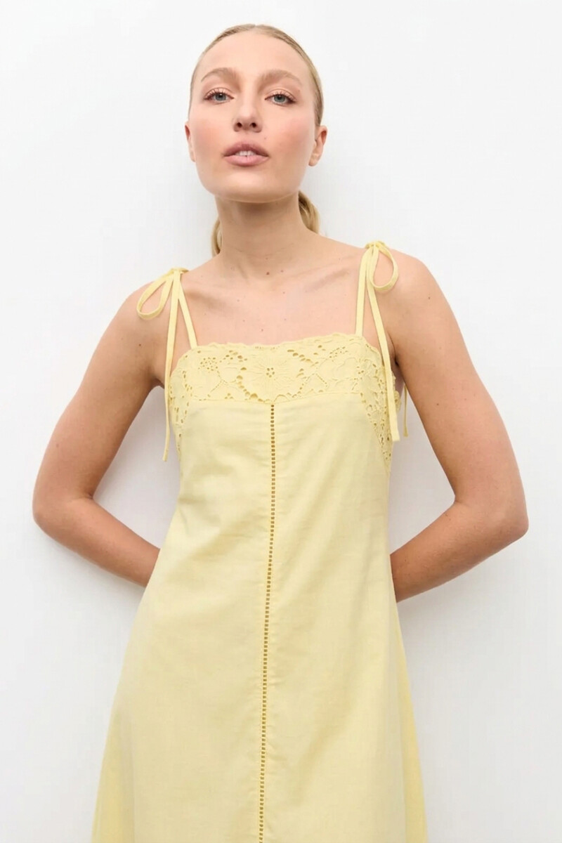 Vestido con encaje amarillo claro