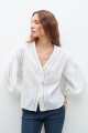 Blusa romántica con bordados blanco