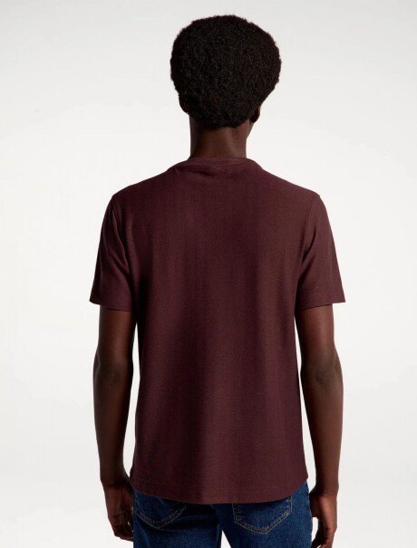 CAMISETA TEXTURIZADA EN TEJIDO DE PUNTO BORDEAUX
