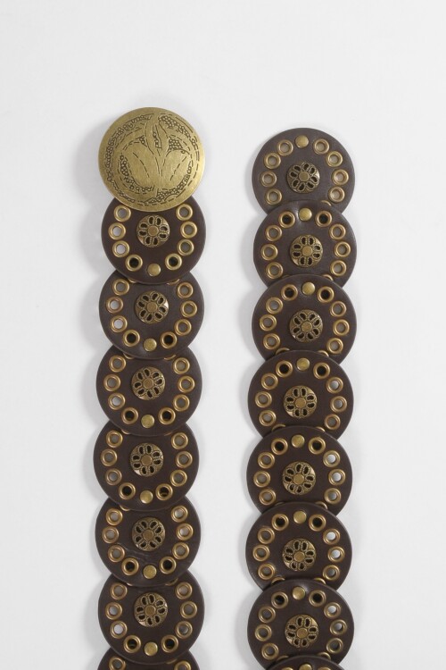 Cinturon diseño circular hebilla medalla chocolate