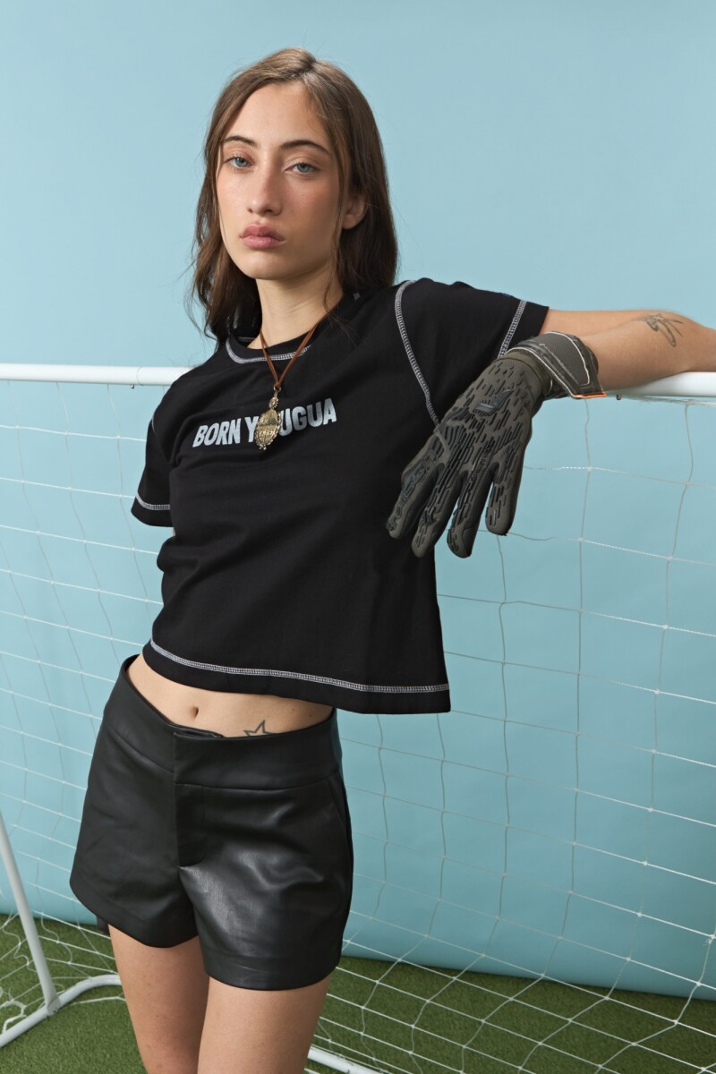 Remera con pespunte negro