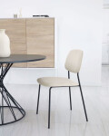 Silla apilable Benilda beige, chapa de roble y acero con acabado negro Silla apilable Benilda beige, chapa de roble y acero con acabado negro