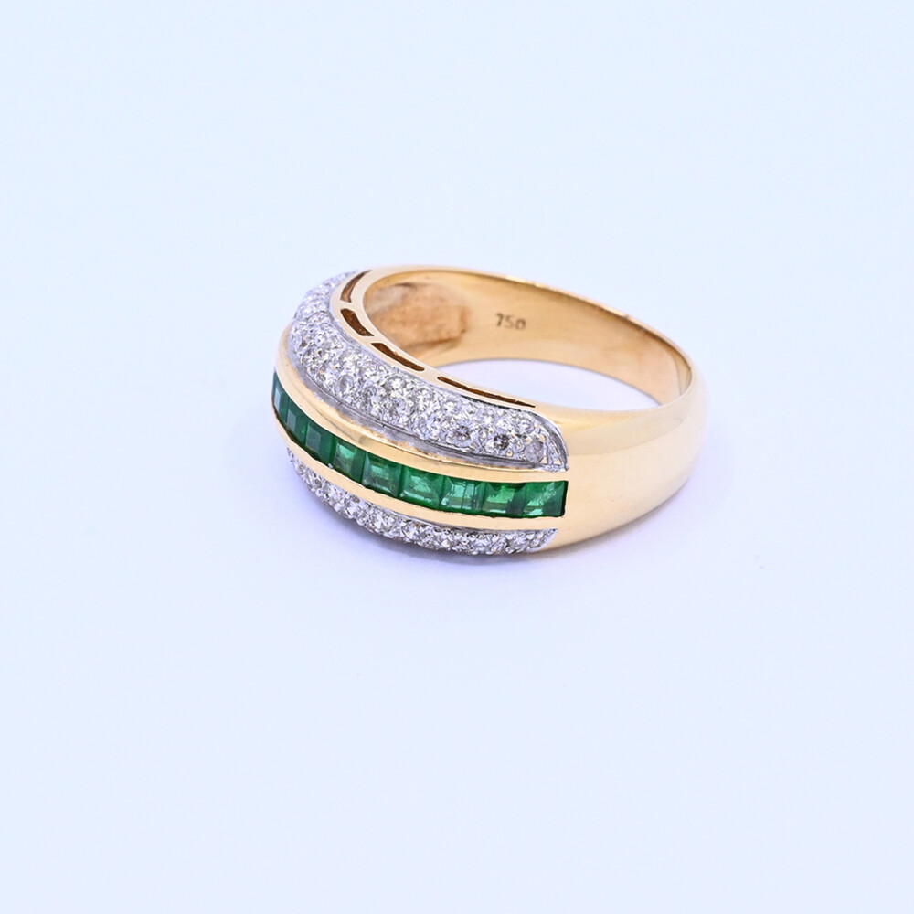 Anillo oro 18k con brillantes y esmeraldas. Anillo oro 18k con brillantes y esmeraldas.