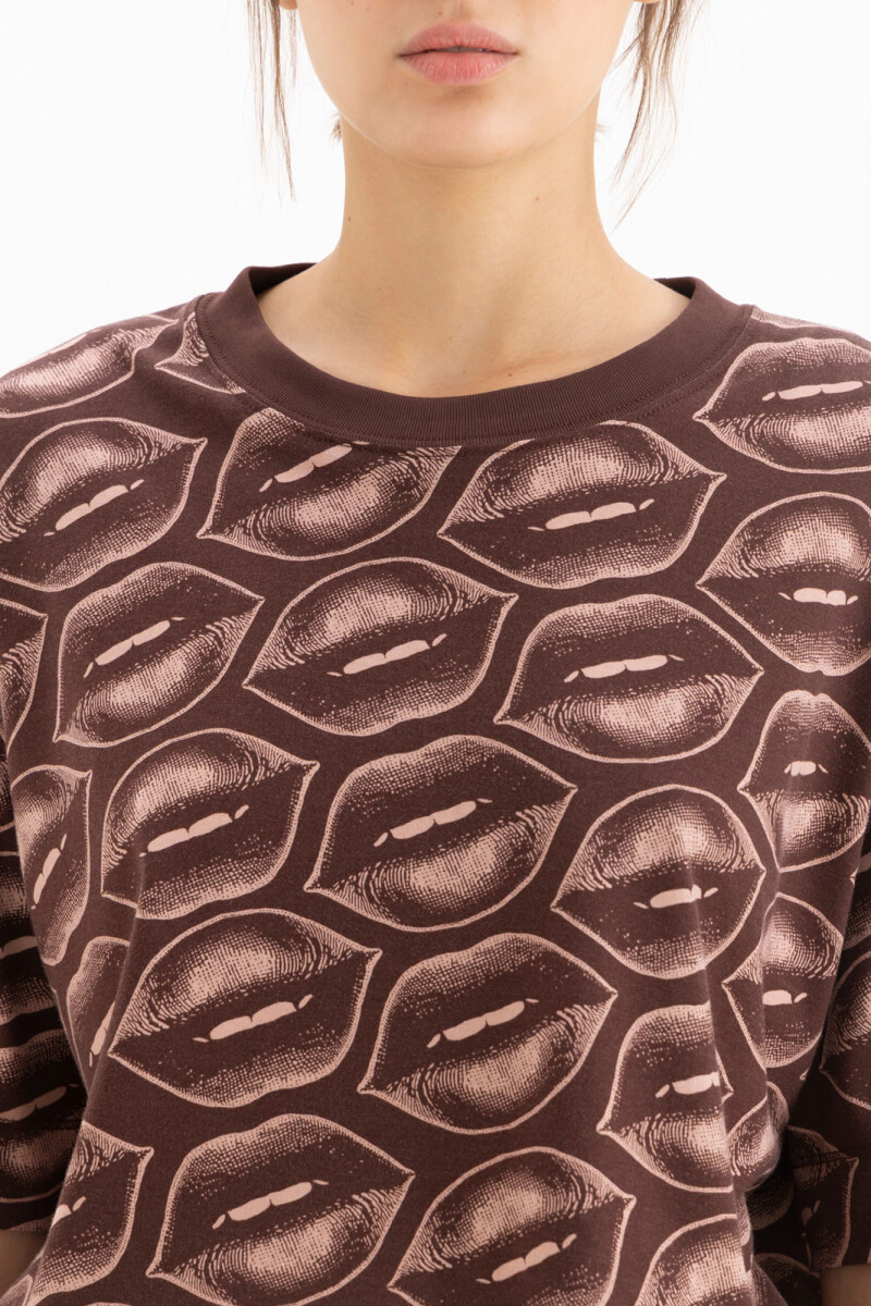 REMERA KISSES Marron