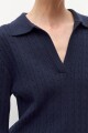 Sweater cuello polo con estructuras azul marino