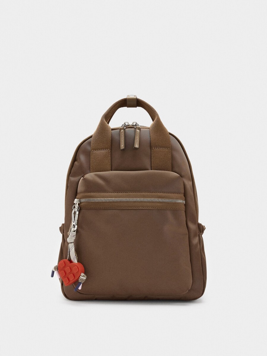 Mochila De Nylon Con Colgante De Corazón taupe
