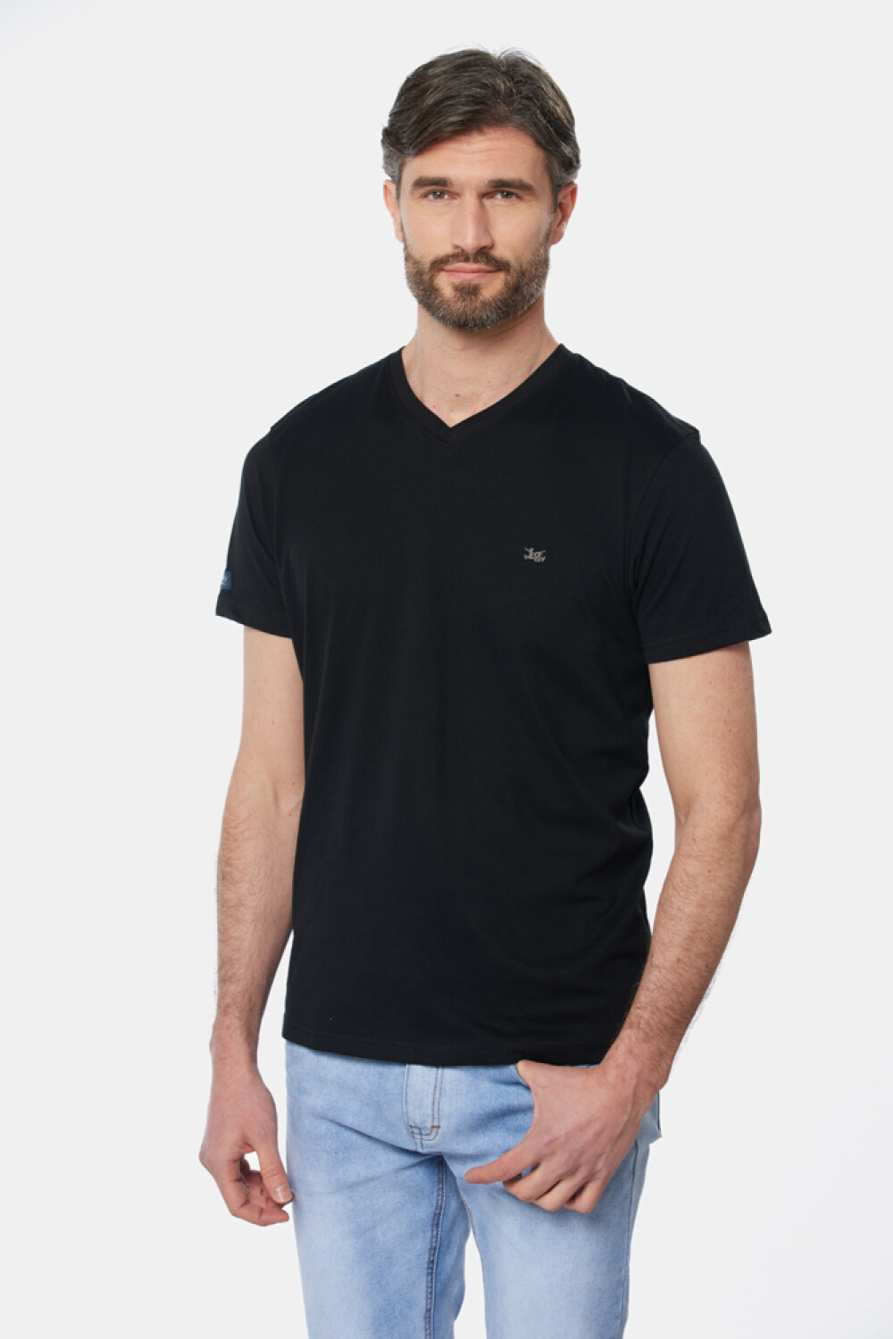 REMERA LISA ESCOTE V Negro