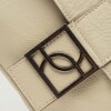 Cartera al hombro Signature en cuero charol Natural
