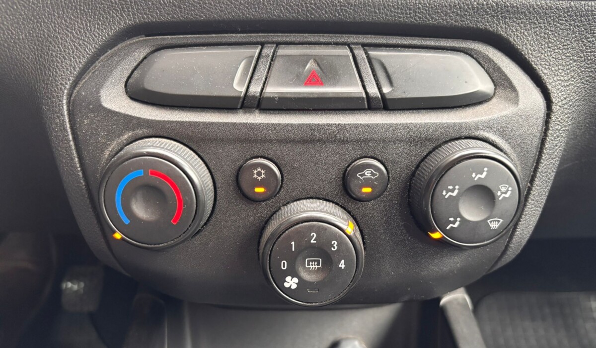 Chevrolet Onix Joy LT 1.0 - 2018 Chevrolet Onix Joy LT 1.0 - 2018