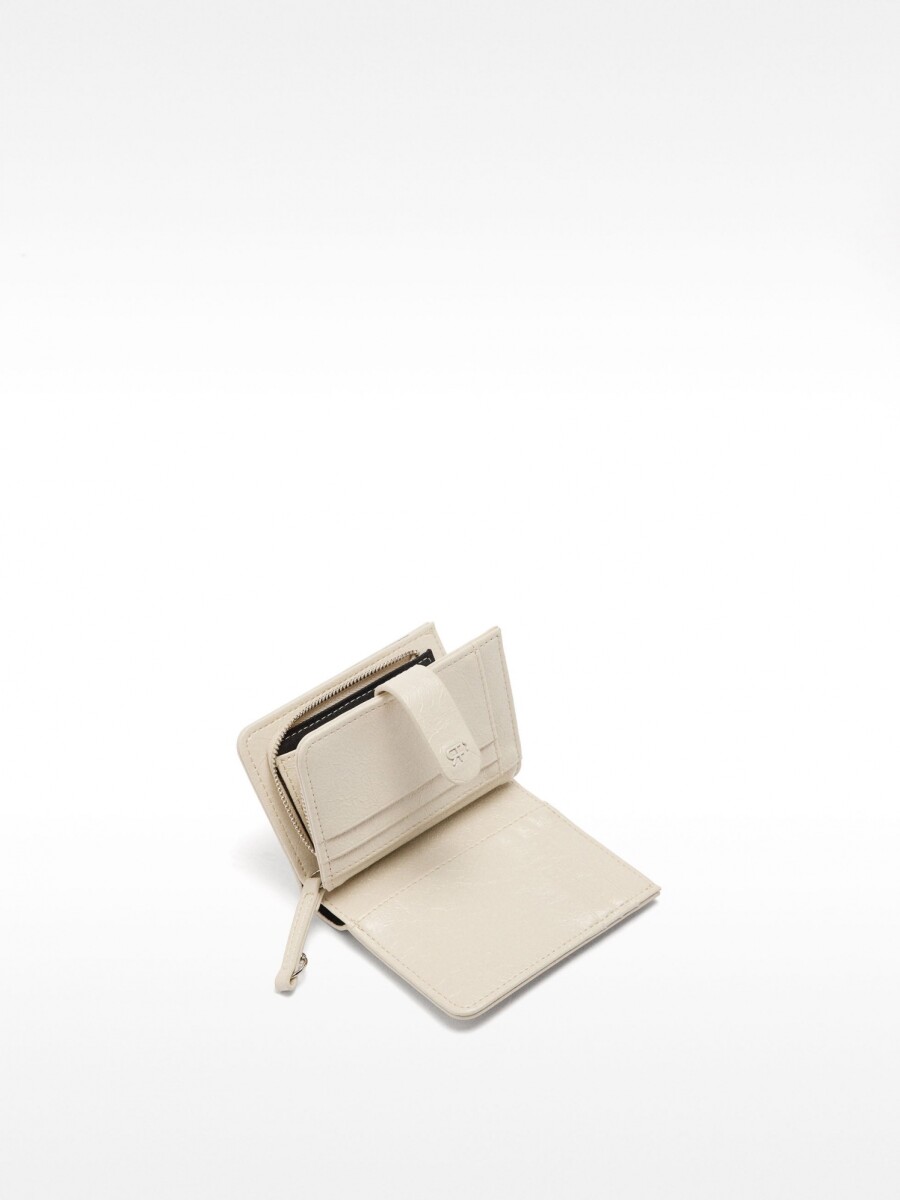 Cartera De Efecto Craquelado Con Tachuelas crudo