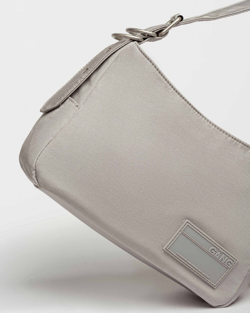 Cartera Al Hombro Gang Glamy En Nylon Metalizado