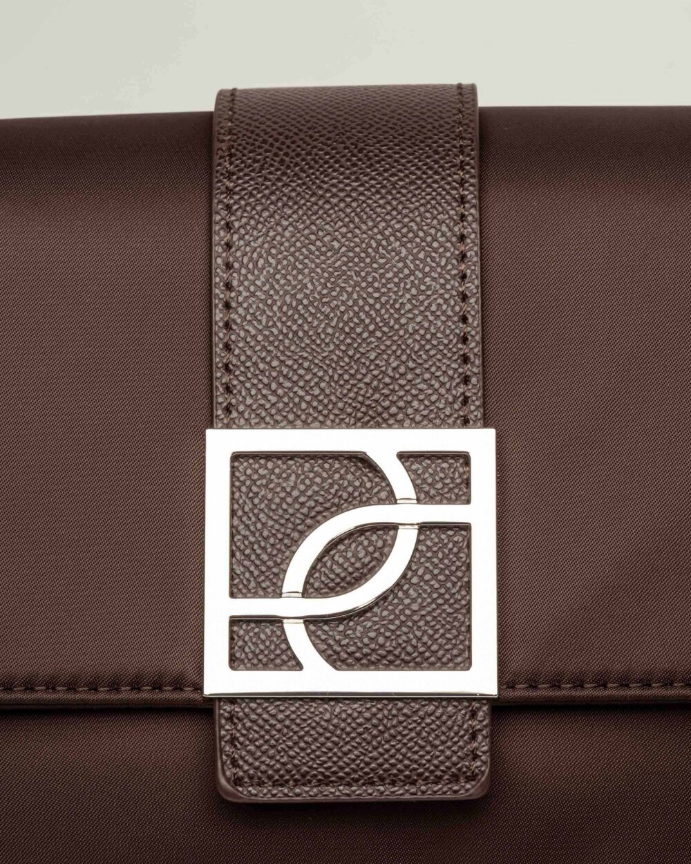 Cartera al hombro Signature en nylon Chocolate