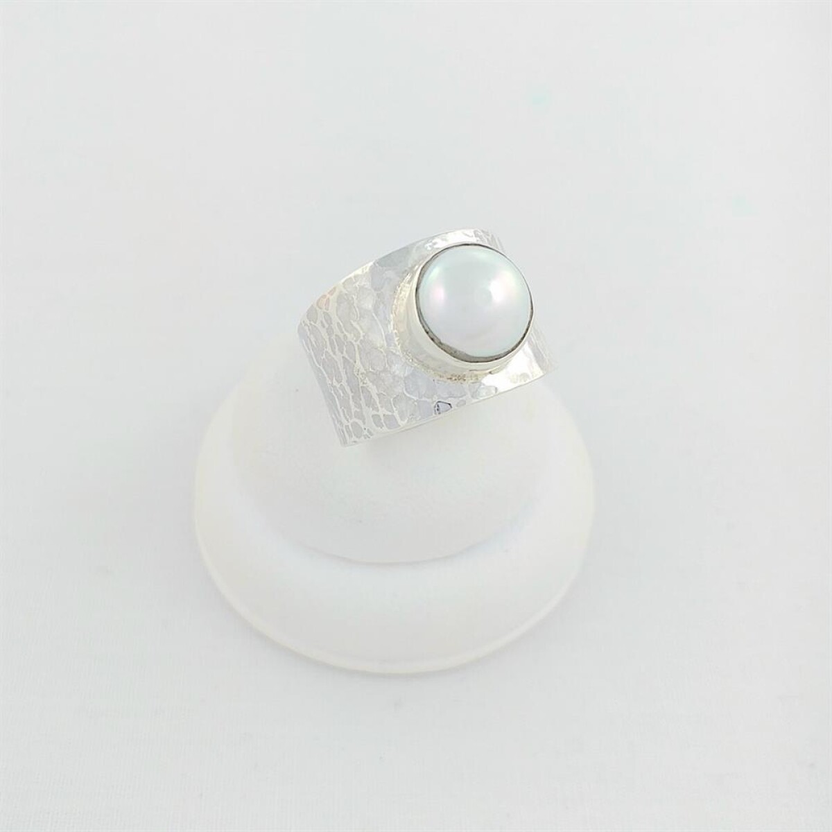 Anillo de plata 925 hecho a mano, técnica de martillado con perla de río. 