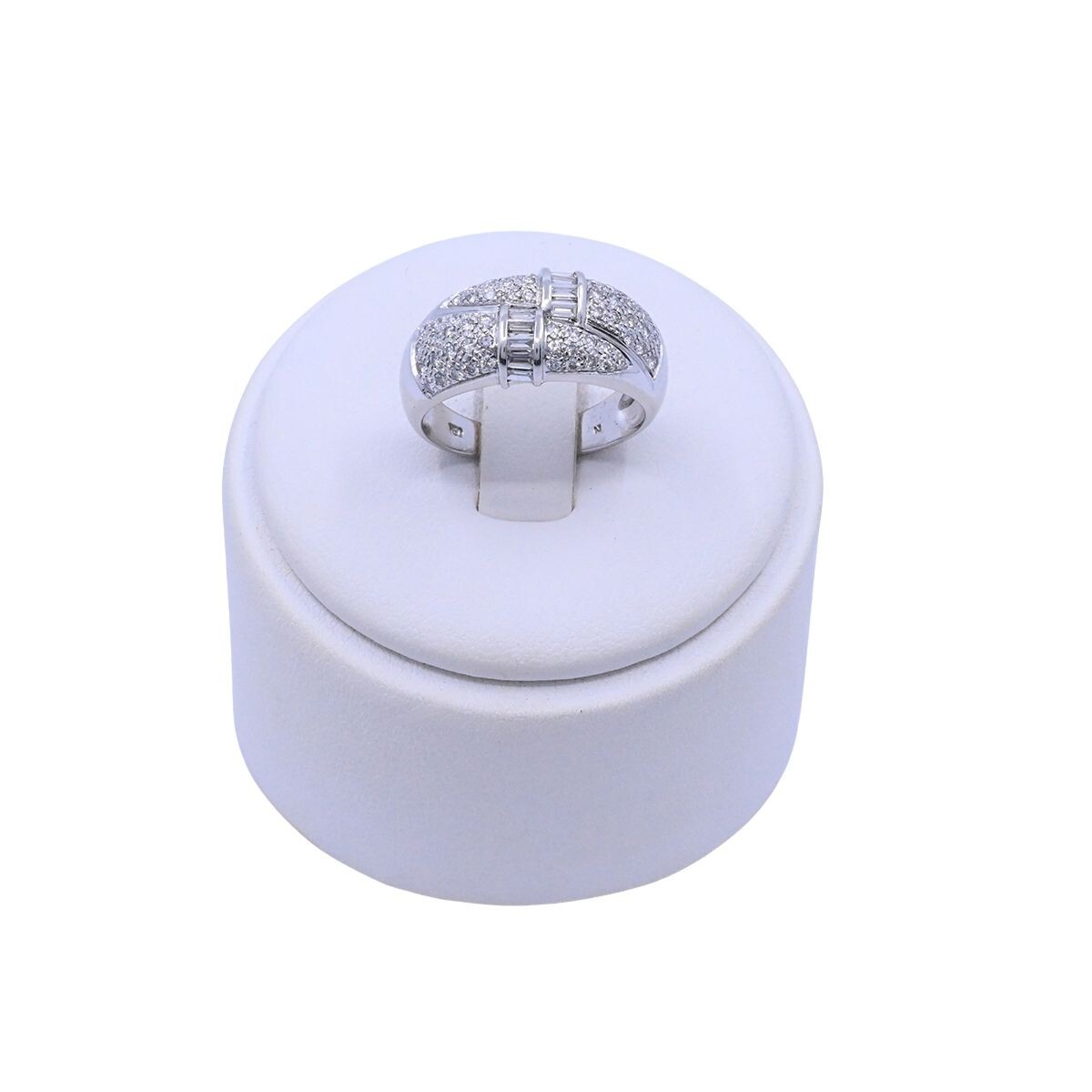 Anillo oro 18k blanco con brillantes baguette y redondos. 