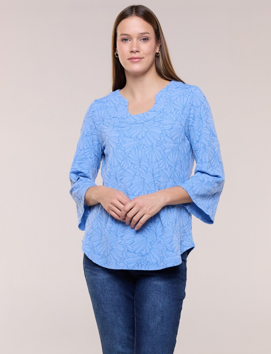 Blusa Texturada Con Relieve Floral - Celeste 