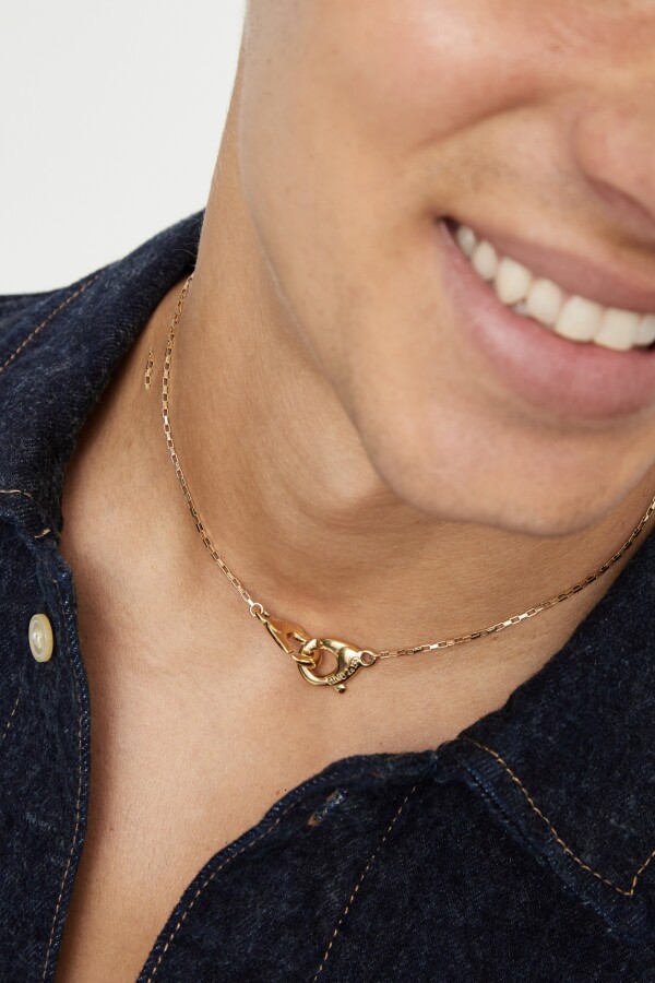 COLLAR BAÑADO EN ORO 18K CON DETALLE DE MOSQUETÓN ENTRELAZADO Colgante