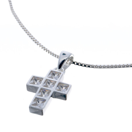 Conjunto de cadena de plata y cruz con circonias. Conjunto de cadena de plata y cruz con circonias.