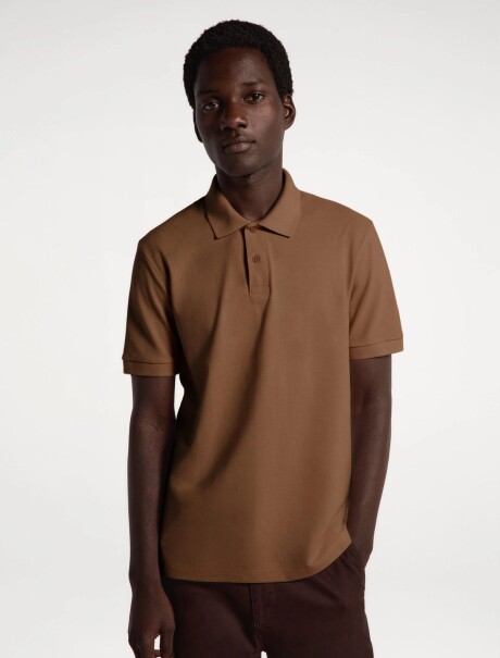 CAMISETA BÁSICA CON CUELLO MARRÓN
