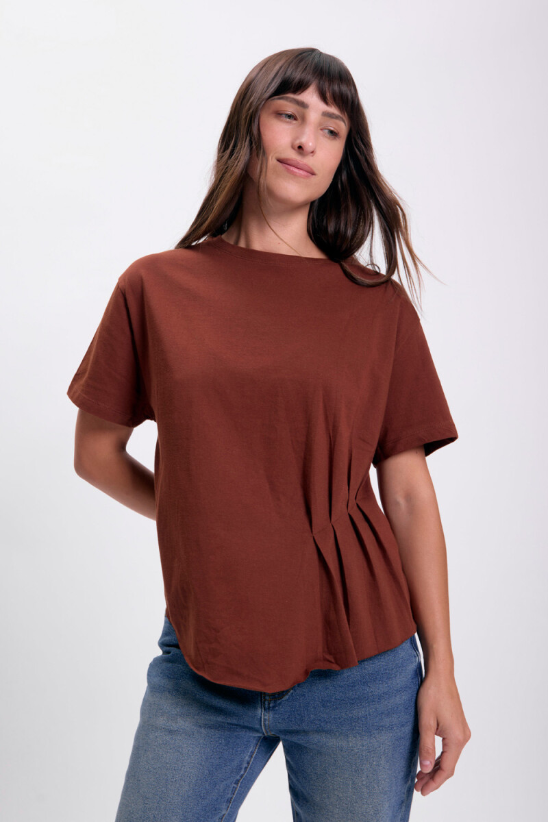 Remera pinza Marrón