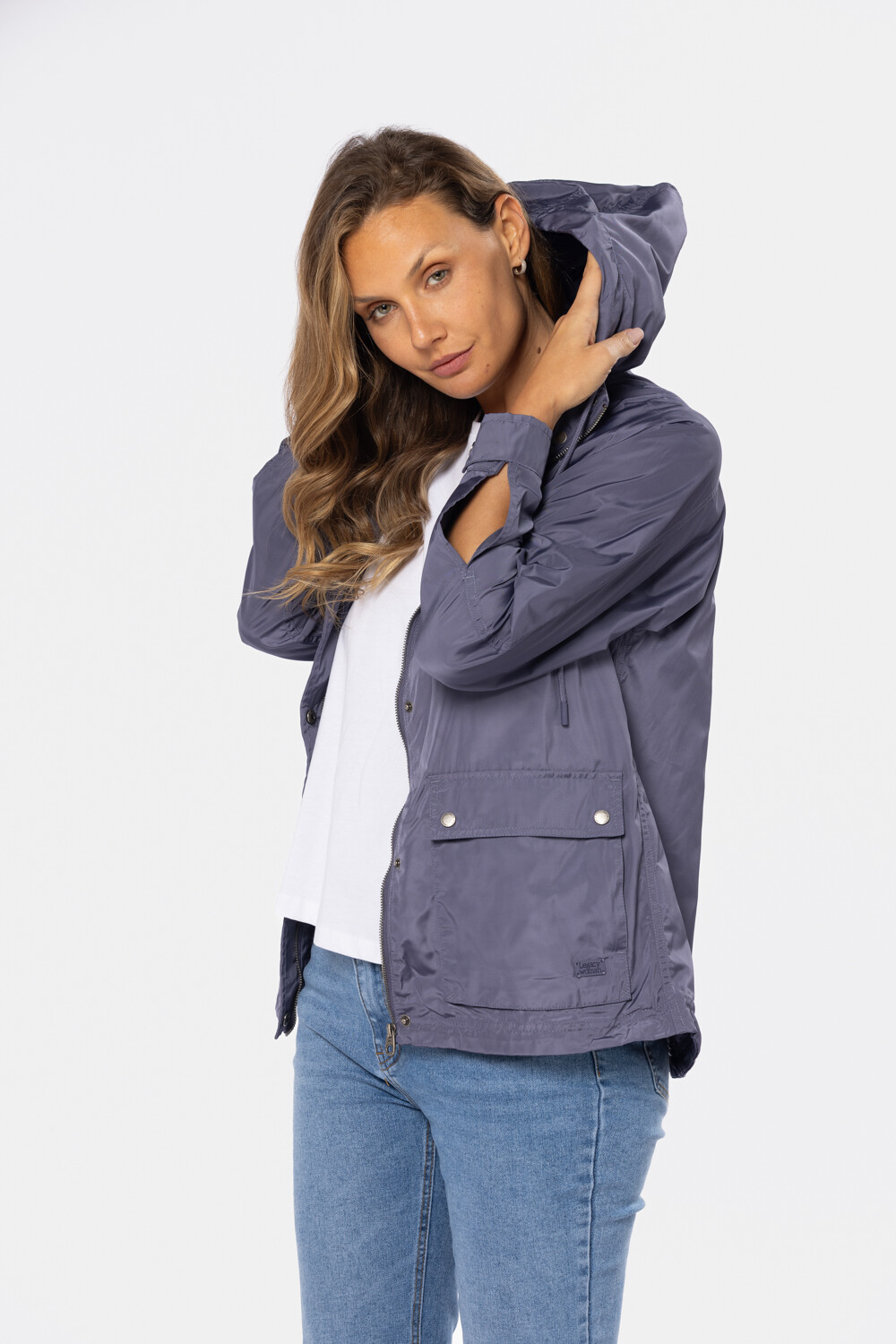 CAMPERA DE NYLON CON CAPUCHA Violeta