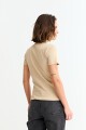 Remera m/c con cuello media polera BEIGE
