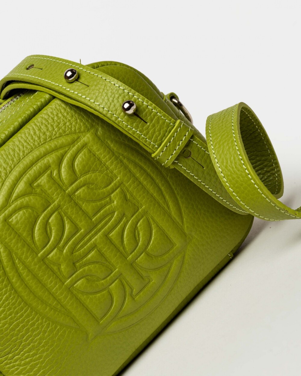Bandolera Eterial en cuero graneado Moss