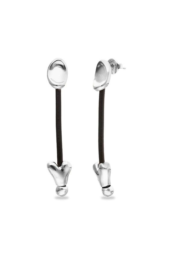 PENDIENTES LARGOS DE CUERO Y ALEACIÓN DE METALES BAÑADOS EN PLATA DE LEY Y CORAZONES Pendiente