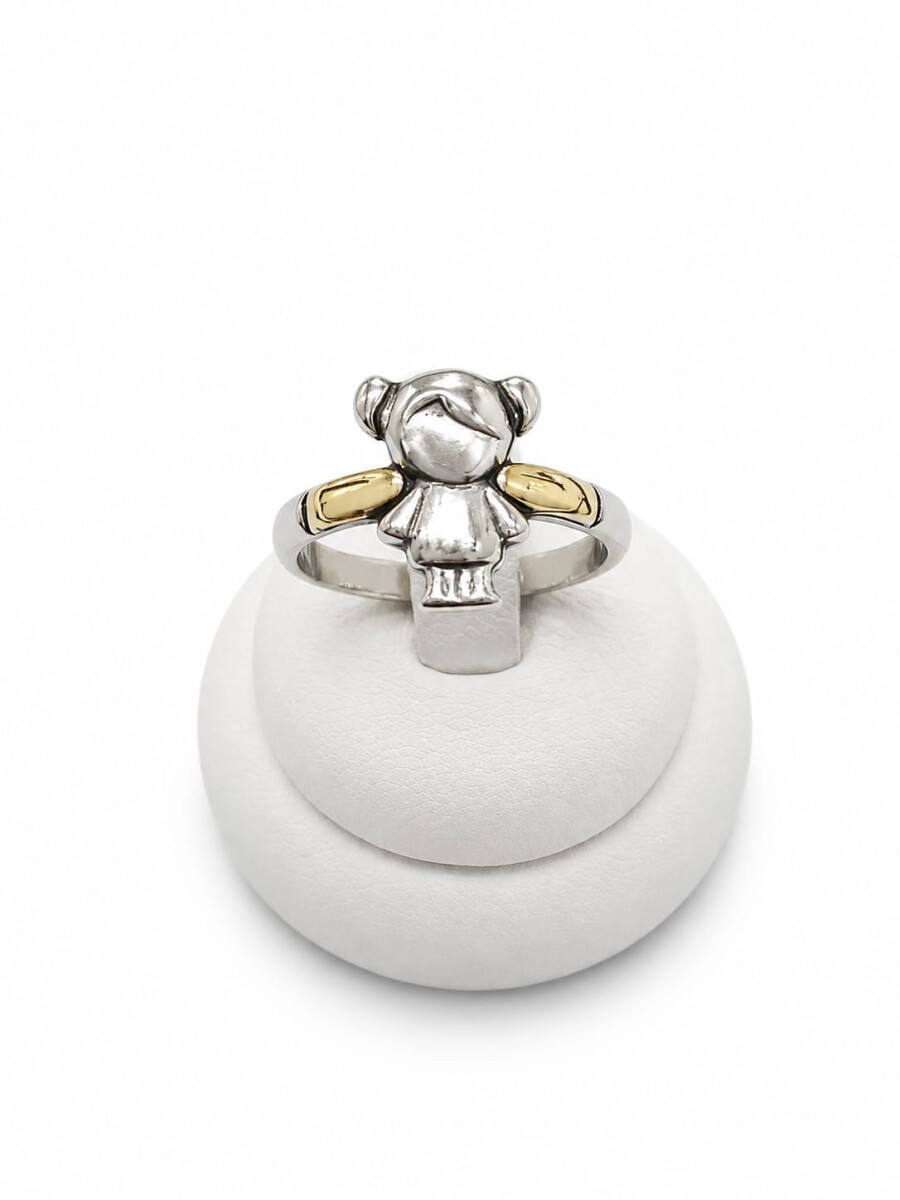 Anillo con una nena al centro 