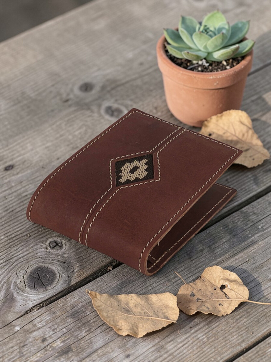 Billetera de cuero con detalle en guarda pampa - Marrón 